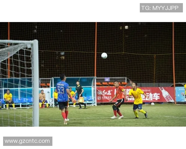 哈维西蒙斯的崛起与挑战：年轻天才如何在足球世界中书写传奇